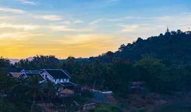 Günbatımında Mekong nehri manzarası ve Luang Prabang şehri Güneydoğu Asya 'da Laos dünya turunda..