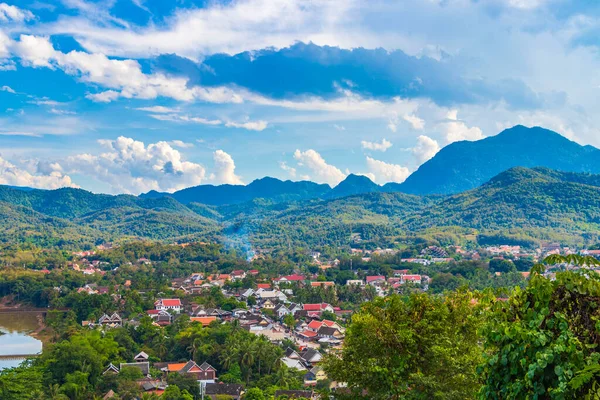 Mekong nehri ve Luang Prabang şehri, Güneydoğu Asya 'da Laos dünya turnesinde yer alıyor..