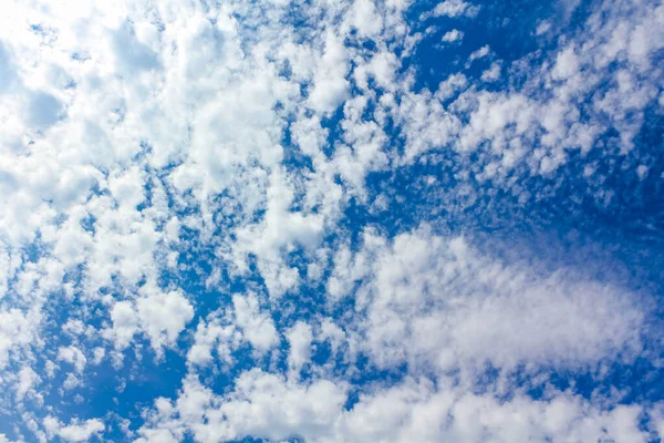 Blauer Himmel Mit Chemiewolken Chemikalienhimmel Und Chemtrails Sonnigen Tag Leherheide — Stockfoto