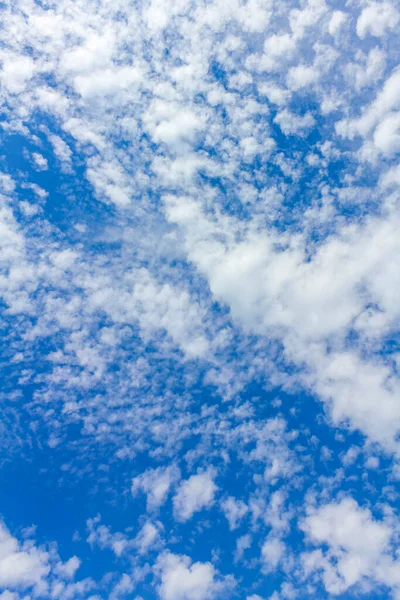 Blauer Himmel Mit Chemiewolken Chemikalienhimmel Und Chemtrails Sonnigen Tag Leherheide — Stockfoto