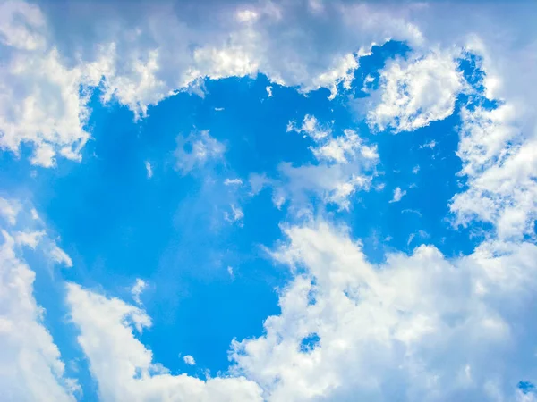 Ciel Bleu Avec Nuages Blancs Beau Paysage Nuageux Arrière Plan — Photo