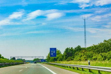 Aşağı Saksonya Almanya 18. Haziran 2013 'te, Almanya' nın Aşağı Saksonya bölgesinden Hollanda 'ya kadar Alman otoyolu manzaralı..