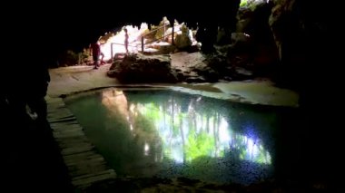 Puerto Aventuras Quintana Roo Mexico 'daki Santuario de los guerreros' taki inanılmaz mavi turkuaz su ve kireçtaşı mağarası çöküntüsü..