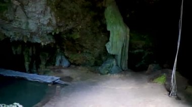 Puerto Aventuras Quintana Roo Mexico 'daki Santuario de los guerreros' taki inanılmaz mavi turkuaz su ve kireçtaşı mağarası çöküntüsü..