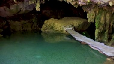 Puerto Aventuras Quintana Roo Mexico 'daki Santuario de los guerreros' taki inanılmaz mavi turkuaz su ve kireçtaşı mağarası çöküntüsü..