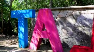 Yazı tipi sembolü mağara çöküntüsü Quinatana Roo Mexico 'da Tajma' yı temsil ediyor..