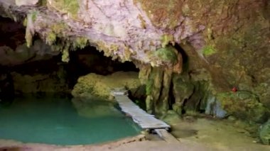 Puerto Aventuras Quintana Roo Mexico 'daki Santuario de los guerreros' taki inanılmaz mavi turkuaz su ve kireçtaşı mağarası çöküntüsü..