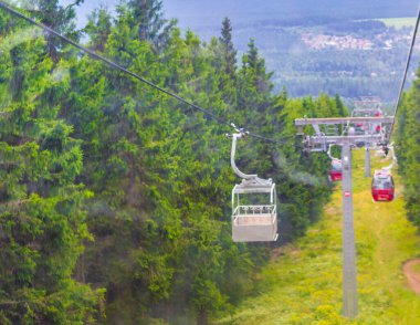 Wurmberg, Aşağı Saksonya Almanya 'sında Braunlage Harz Goslar' ın dağ manzarasına panorama manzaralı kırmızı teleferik tramvayı ile gidiyor..