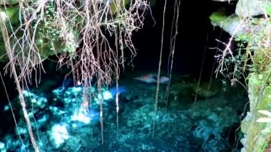 Porto Aventuras Quintana Roo Mexico 'da Tajma ha Tajmaha adlı inanılmaz mavi turkuaz suyu ve kireçtaşı mağarası turist rehberi..