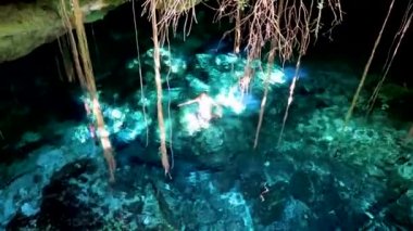 Porto Aventuras Quintana Roo Mexico 'da Tajma ha Tajmaha adlı inanılmaz mavi turkuaz suyu ve kireçtaşı mağarası turist rehberi..