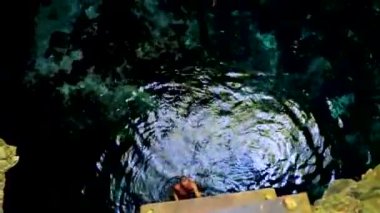 Porto Aventuras Quintana Roo Mexico 'da Tajma ha Tajmaha adlı inanılmaz mavi turkuaz suyu ve kireçtaşı mağarası turist rehberi..