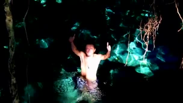 Traveler Tourist Guide Amazing Blue Turquoise Water Limestone Cave Sinkhole — Stock Video