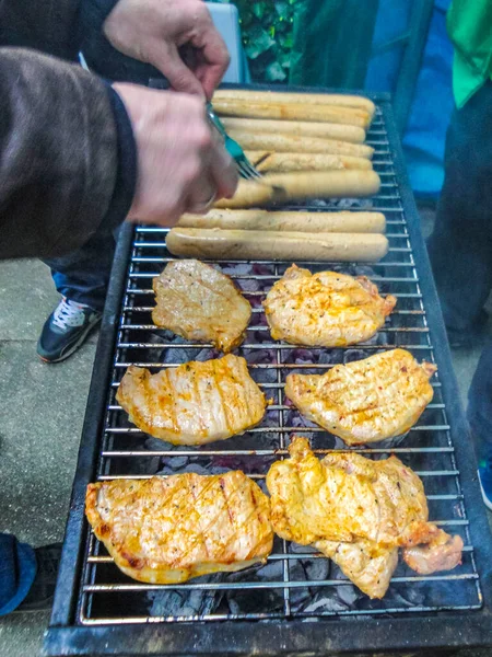 Pregătirea Grătarului Grătar Bbq Foc Tabără Cârnați Carne Pui Friptură — Fotografie, imagine de stoc