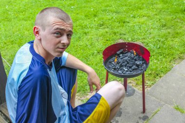 Leherheide Bremerhaven Bremen Almanya 'sında Barbekü BBBQ kamp ateşi ve sosisli biftek tavuk hazırlıyorum..