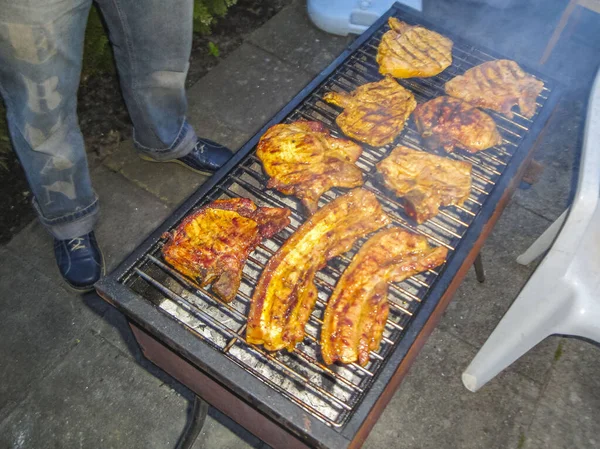 Pregătirea Grătarului Grătar Bbq Foc Tabără Cârnați Carne Pui Friptură — Fotografie, imagine de stoc