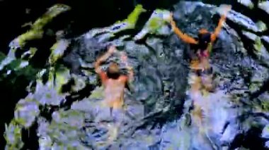 Muhteşem mavi turkuaz su ve kireçtaşı mağara çukurunda bikinili genç ve seksi kadın modeller Puerto Aventuras Quintana Roo Mexico 'da Tajma ha Tajmaha' yı sahneliyor..