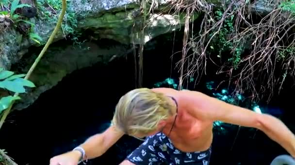 Utazó Idegenvezető Csodálatos Kék Türkiz Víz Mészkő Barlang Víznyelő Cenote — Stock videók