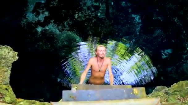 Utazó Idegenvezető Csodálatos Kék Türkiz Víz Mészkő Barlang Víznyelő Cenote — Stock videók
