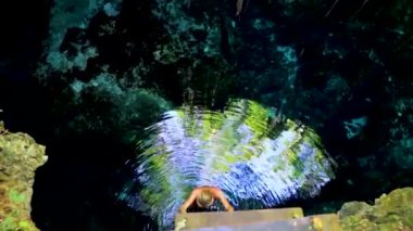 Porto Aventuras Quintana Roo Mexico 'da Tajma ha Tajmaha adlı inanılmaz mavi turkuaz suyu ve kireçtaşı mağarası turist rehberi..