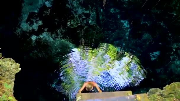 Podróżnik Przewodnik Turystyczny Niesamowitej Niebieskiej Turkusowej Wodzie Jaskini Wapiennej Cenote — Wideo stockowe