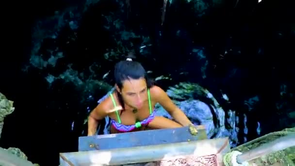 Muhteşem Mavi Turkuaz Kireçtaşı Mağara Çukurunda Bikinili Genç Seksi Kadın — Stok video