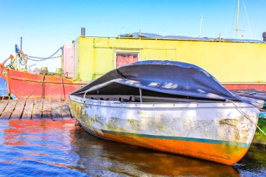 Kötü Bederkesa Gölü Güneşli bir günde tekne ve iskeleye bakın ve doğal manzara Geestland Cuxhaven Aşağı Saksonya Almanya 'sında.