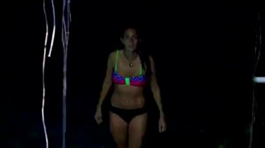 Seksi kadın mavi turkuaz su kireçtaşı mağara çukuru Meksika 'da..