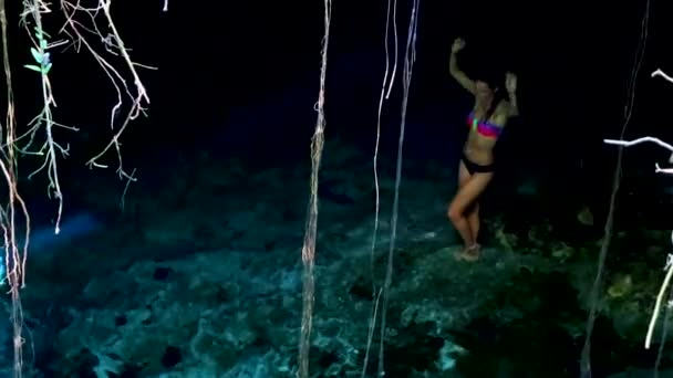 Sexy Žena Modrá Tyrkysová Voda Vápenec Jeskyně Propadlina Cenote Mexiko — Stock video