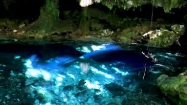 İnanılmaz mavi turkuaz su ve kireçtaşı mağarası çöküntüsü Puerto Aventuras Quintana Roo Mexico 'da Tajma ha Tajmaha' yı sahneledi..
