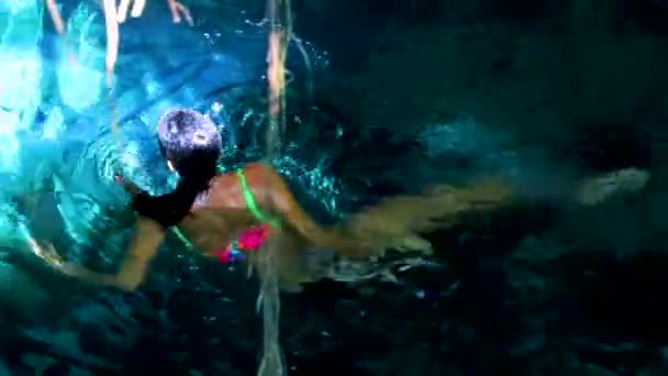 Mujer Sexy Azul Turquesa Agua Caliza Cueva Hundimiento Cenote México — Vídeo de stock
