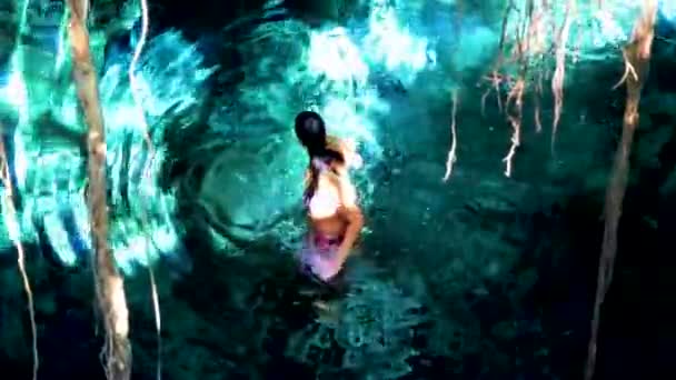 Sexy Kobieta Niebieski Turkusowy Woda Wapienna Jaskinia Zapadlisko Cenote Meksyk — Wideo stockowe