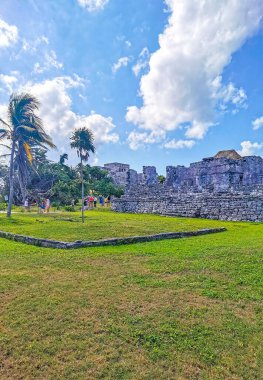 Tulum Meksika 21. Şubat 2022 Antik Tulum, Tulum Meksika 'da tropikal doğal orman palmiyesi ve deniz manzarası üzerindeki kalıntılar ve tapınak kalıntıları ile Maya bölgesini harap etti..