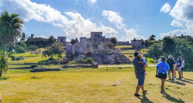 Tulum Meksika 21. Şubat 2022 Antik Tulum, Tulum Meksika 'da tropikal doğal orman palmiyesi ve deniz manzarası üzerindeki kalıntılar ve tapınak kalıntıları ile Maya bölgesini harap etti..