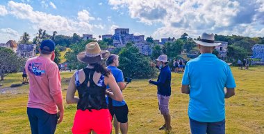 Tulum Meksika 21. Şubat 2022 Antik Tulum, Tulum Meksika 'da tropikal doğal orman palmiyesi ve deniz manzarası üzerindeki kalıntılar ve tapınak kalıntıları ile Maya bölgesini harap etti..