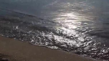 Su ve dalgalar Surat Thani Tayland 'daki Koh Samui adasında Bo Phut Sahili' nde..
