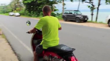 Surat Thani Tayland 26. Mai 2018 Tayland 'da Koh Samui' de motosiklet ve motosiklet kiralamak ve sürmek ne kadara mal olur?.