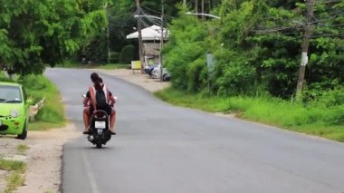 Surat Thani Tayland 26. Mai 2018 Tayland 'da Koh Samui' de motosiklet ve motosiklet kiralamak ve sürmek ne kadara mal olur?.