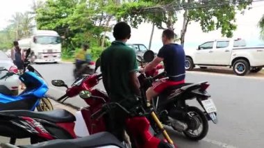 Surat Thani Tayland 26. Mai 2018 Tayland 'da Koh Samui' de motosiklet ve motosiklet kiralamak ve sürmek ne kadara mal olur?.