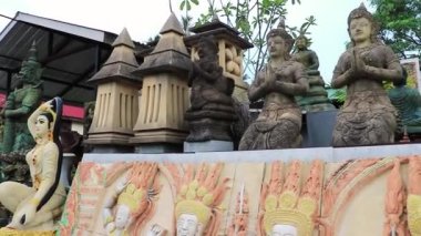 Buda heykelleri Çin aslanı figürleri. Surat Thani Tayland 'daki Koh Samui adasındaki kutsal tapınaklar..