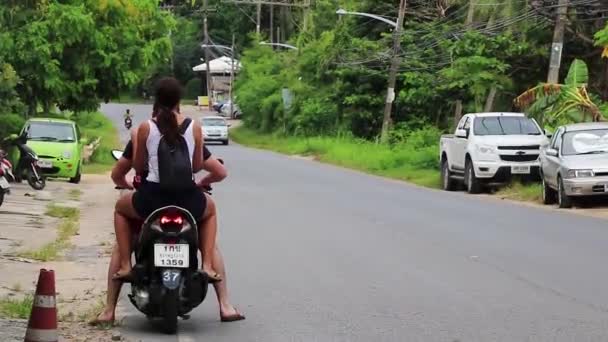 Surat Thani Thailand Mai 2018タイのサムイ島でスクーターをレンタルして運転するのにどれくらいの費用がかかりますか — ストック動画