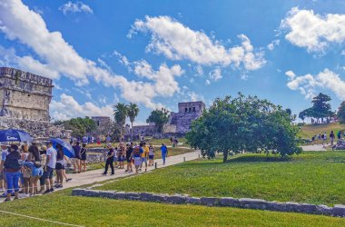 Tulum Meksika 21. Şubat 2022 Antik Tulum, Tulum Meksika 'da tropikal doğal orman palmiyesi ve deniz manzarası üzerindeki kalıntılar ve tapınak kalıntıları ile Maya bölgesini harap etti..