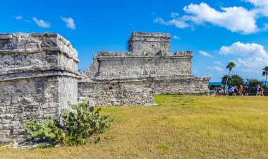 Tulum Meksika 21. Şubat 2022 Antik Tulum, Tulum Meksika 'da tropikal doğal orman palmiyesi ve deniz manzarası üzerindeki kalıntılar ve tapınak kalıntıları ile Maya bölgesini harap etti..