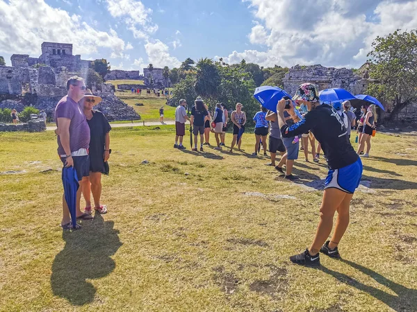 Tulum Meksika 21. Şubat 2022 Antik Tulum, Tulum Meksika 'da tropikal doğal orman palmiyesi ve deniz manzarası üzerindeki kalıntılar ve tapınak kalıntıları ile Maya bölgesini harap etti..