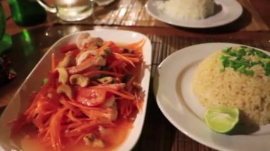 Pirinç havuç, tavuk salatası ve bahar börekleri Koh Samui Surat Thani Tayland 'daki restoranda tipik baharatlı Tayland yemekleri..
