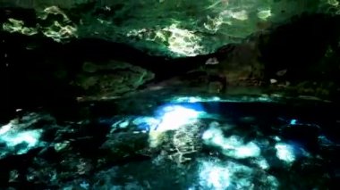 İnanılmaz mavi turkuaz su ve kireçtaşı mağarası çöküntüsü Puerto Aventuras Quintana Roo Mexico 'da Tajma ha Tajmaha' yı sahneledi..