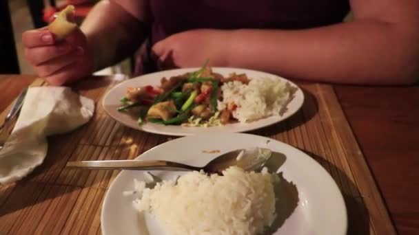 Reiskarotten Mais Hühnersalat Und Frühlingsrollen Typisch Pikantes Thailändisches Essen Restaurant — Stockvideo