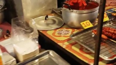 Surat Thani Tayland 25. Mai 2018 Tayland yemeği Tayland 'da Koh Samui adasındaki Gece Pazarı Balıkçıları Köyü Bo Phut.