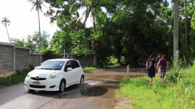 Koh Samui Tayland 25. Mayıs 2018 Muson yağmurlarından sonra sular altında kalan yollar ve araçlar Tayland 'daki Koh Samui adasına taşınıyor..