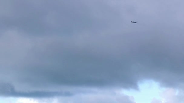 트타니 상공을 비행하고 공항에 착륙하여 구름낀 하늘의 아름다운 — 비디오