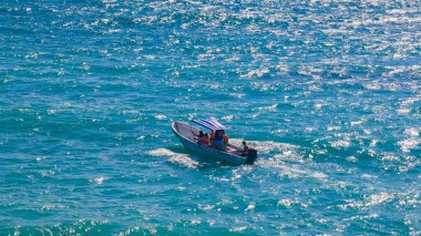 Tulum Meksika 21. Şubat 2022 Quintana Roo Mexico 'da turkuaz su dalgaları ve Tulum tekneleri ile inanılmaz ve güzel Karayip kıyıları ve sahil manzarası.